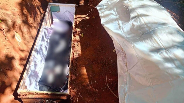 Sau 2 tuần an t&aacute;ng, gia đ&igrave;nh sững sờ khi người đ&agrave;n &ocirc;ng &ldquo;đ&atilde; chết&rdquo; bất ngờ bước v&agrave;o nh&agrave; - Ảnh 2.