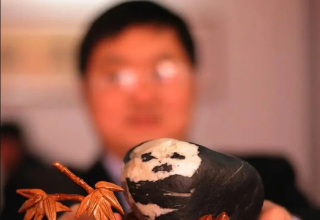 Nhặt viên đá có hoa văn lạ trên bãi biển, người đàn ông sững sờ khi chuyên gia định giá hơn 500 tỷ đồng - Ảnh 1.