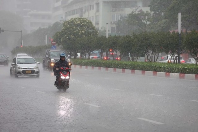 Tin kh&ocirc;ng kh&iacute; lạnh mới nhất: Ng&agrave;y mai, miền Bắc sẽ c&oacute; mưa to đến rất to - Ảnh 1.
