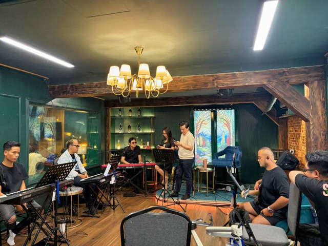 Hội ngộ Lam Trường trước live concert "Vé về thanh xuân", Cẩm Ly chia sẻ cảm xúc với đúng 3 từ - Ảnh 2.