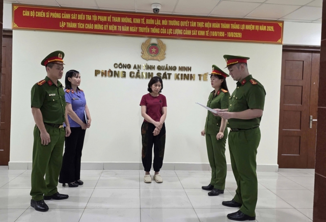 Thi h&agrave;nh lệnh bắt tạm giam chủ hộ kinh doanh Phạm Thị Quỳnh SN 1973 - Ảnh 4.