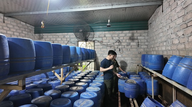 Đột kích xưởng sản xuất của Tạ Văn Xã sinh năm 1992, công an thu giữ 4 tấn tang vật - Ảnh 2.