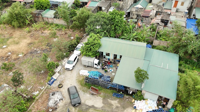 Đột kích xưởng sản xuất của Tạ Văn Xã sinh năm 1992, công an thu giữ 4 tấn tang vật - Ảnh 1.