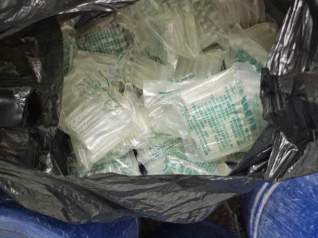 Thi h&agrave;nh lệnh bắt tạm giam chủ hộ kinh doanh Phạm Thị Quỳnh SN 1973 - Ảnh 2.