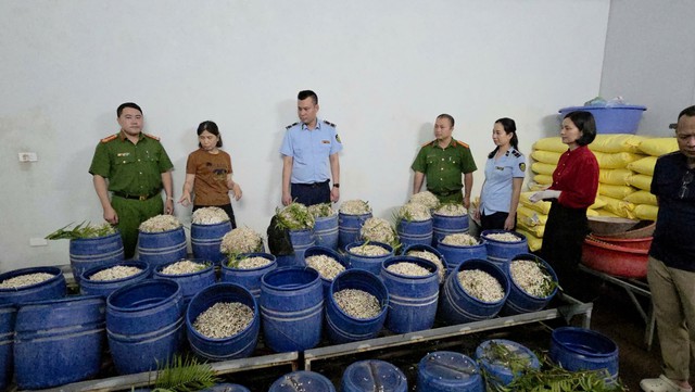 Thi h&agrave;nh lệnh bắt tạm giam chủ hộ kinh doanh Phạm Thị Quỳnh SN 1973 - Ảnh 1.