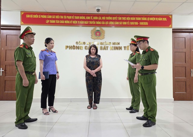 Thi h&agrave;nh lệnh bắt tạm giam chủ hộ kinh doanh Phạm Thị Quỳnh SN 1973 - Ảnh 3.