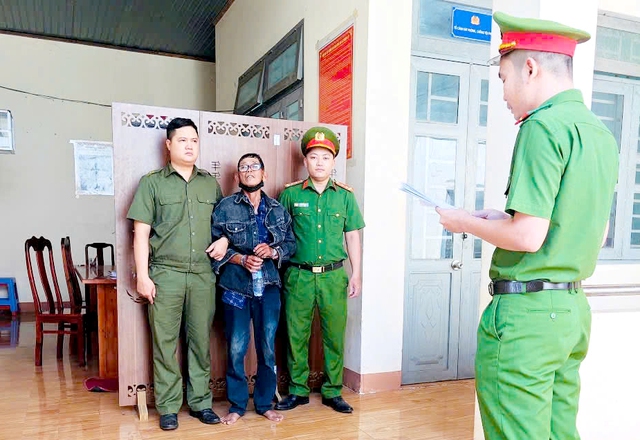 Thi hành lệnh bắt tạm giam đối tượng cộm cán Bình “chôm” - Ảnh 1.