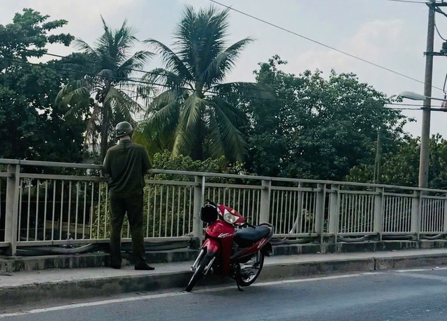 T&agrave;i xế xe &ocirc;m nghi nhảy cầu tự tử ở TP.HCM: Đồng nghiệp tiết lộ biểu hiện bất thường trước đ&oacute; - Ảnh 1.
