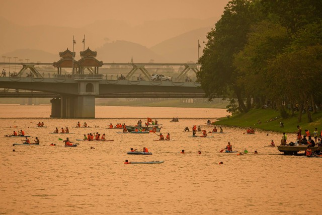 Cảnh tượng trên sông Hương lúc chiều tối khiến nhiều người thốt lên: Không tin vào mắt mình! - Ảnh 1.