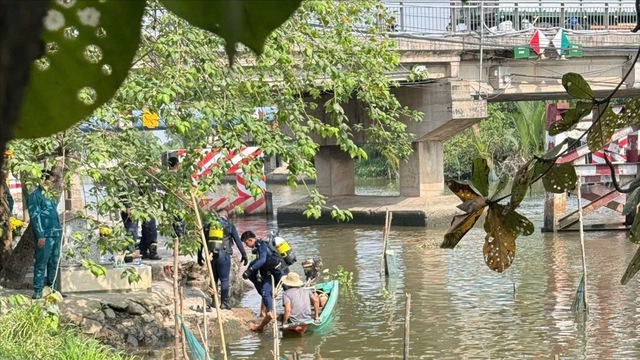 T&agrave;i xế xe &ocirc;m nghi nhảy cầu tự tử ở TP.HCM: Đồng nghiệp tiết lộ biểu hiện bất thường trước đ&oacute; - Ảnh 2.