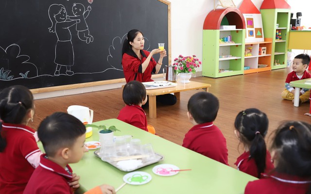 Mức lương gi&aacute;o vi&ecirc;n mầm non cao nhất theo quy định mới - Ảnh 1.