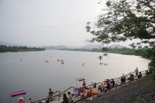 Cảnh tượng trên sông Hương lúc chiều tối khiến nhiều người thốt lên: Không tin vào mắt mình! - Ảnh 3.