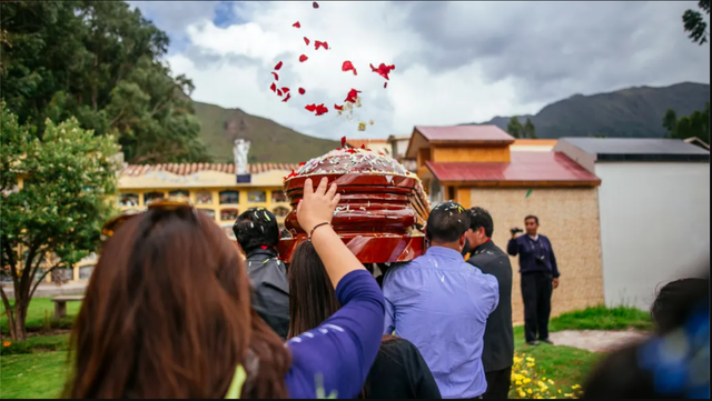 Bệnh viện xác nhận đã tử vong, người phụ nữ bất ngờ phát ra tiếng gõ từ quan tài ngay lúc an táng - Ảnh 3.