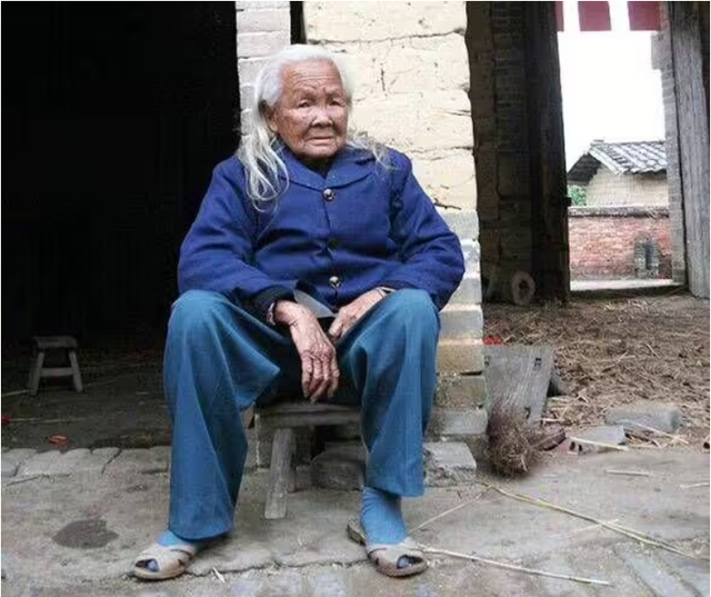 Cụ bà 95 tuổi nằm trong quan tài suốt 6 ngày, trước giờ chôn cất bỗng tỉnh dậy rồi đi nấu cháo - Ảnh 1.