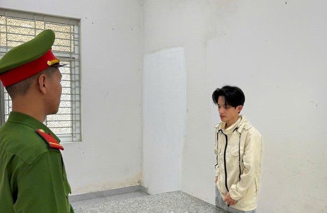 Thi hành lệnh bắt tạm giam 'cô đồng' Nguyễn Đức Quyền SN 2001 - Ảnh 1.