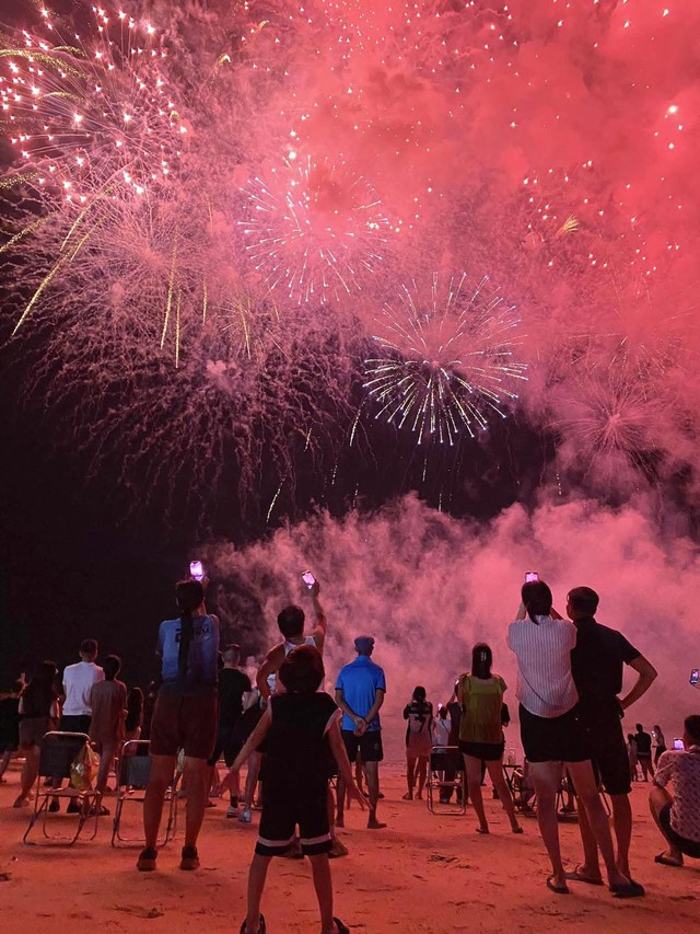 Cảnh tượng trên biển Bãi Cháy tối cuối tuần: Nhiều người không tin vào mắt mình - Ảnh 2.