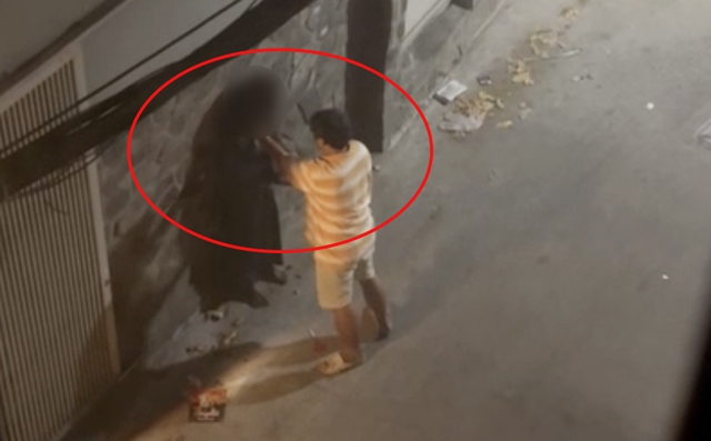 Phẫn nộ clip cô gái bị gã đàn ông hành hung, dở trò đồi bại trong hẻm vắng ở TP.HCM: Danh tính nghi phạm - Ảnh 1.