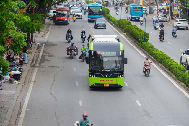 Th&ecirc;m nhiều xe bu&yacute;t điện lăn b&aacute;nh tr&ecirc;n đường phố H&agrave; Nội, gồm những tuyến n&agrave;o? - Ảnh 2.