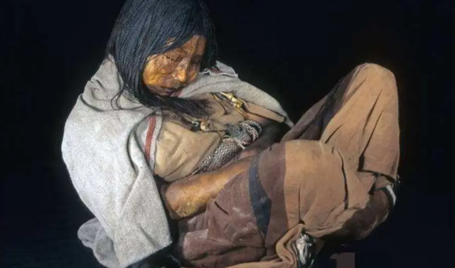 Cô bé 13 tuổi bị đóng băng hơn 500 năm, khi được phát hiện vẫn như đang ngủ: Bác sĩ nói cô bé rất nguy hiểm - Ảnh 1.