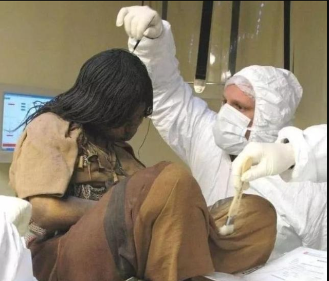 Cô bé 13 tuổi bị đóng băng hơn 500 năm, khi được phát hiện vẫn như đang ngủ: Bác sĩ nói cô bé rất nguy hiểm - Ảnh 2.