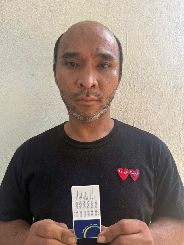 Thi hành lệnh bắt tạm giam ca sĩ đoàn lô tô Phạm Minh Khoa - Ảnh 1.