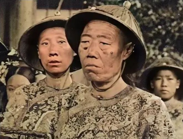 Đập hỏng 3 chiếc búa sắt mới mở được mộ Lý Liên Anh, cảnh tượng trong quan tài khiến chuyên gia lạnh gáy! - Ảnh 1.