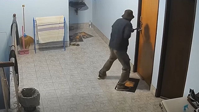 Gia đình bị mất vàng, xem camera mà không thể tin nổi danh tính đồng phạm - Ảnh 1.