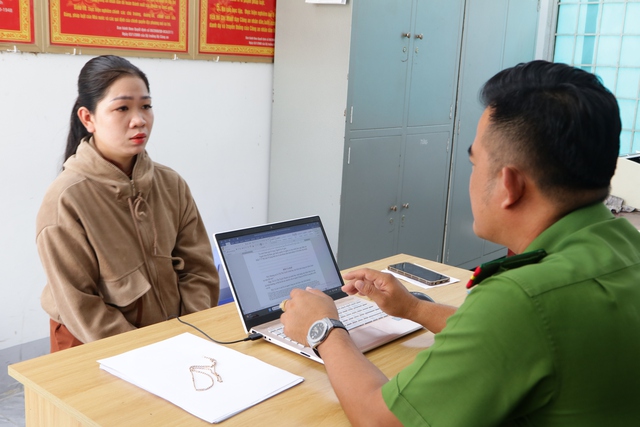 Công an tiến hành làm việc với Lê Thị Tuyết Nhanh SN 2003 - Ảnh 1.