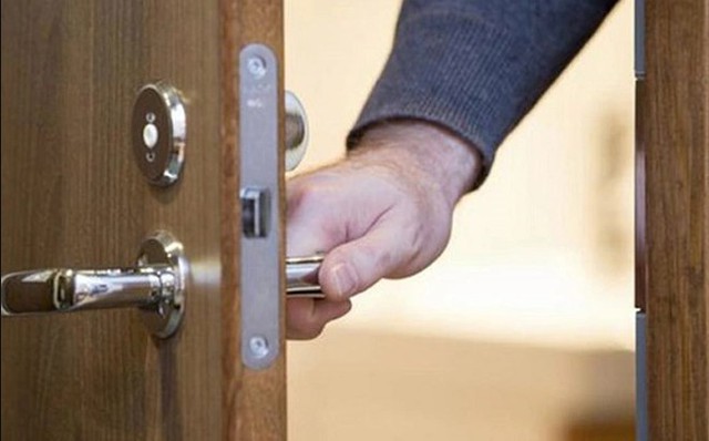 Về nh&agrave; l&uacute;c nửa đ&ecirc;m, t&ocirc;i chết lặng khi ph&aacute;t hiện vợ đang 'tiếp kh&aacute;ch qu&yacute;' trong ph&ograve;ng ngủ - Ảnh 1.