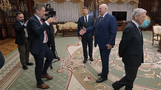 Phái đoàn Mỹ xuất hiện tại Belarus: 3 giờ đàm phán, 7 phút công khai và "thỏa thuận bí mật" đe dọa Kremlin - Ảnh 1.