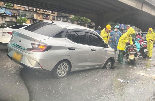 &Ocirc; t&ocirc; sụt b&aacute;nh tr&ecirc;n đường Khuất Duy Tiến (H&agrave; Nội): Đ&atilde; r&otilde; nguy&ecirc;n nh&acirc;n - Ảnh 1.