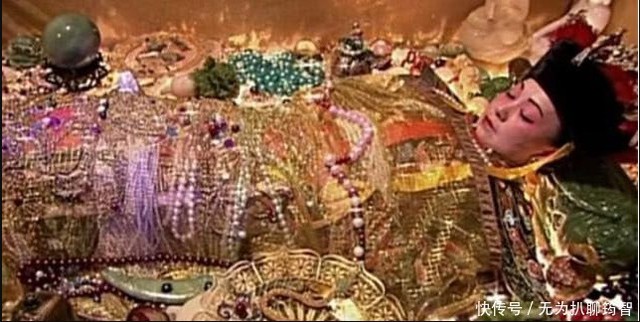 Quan tài Từ Hy Thái hậu bất ngờ nhỏ máu suốt đường đưa tang: Lý Liên Anh hé lộ sự thật rùng rợn - Ảnh 2.