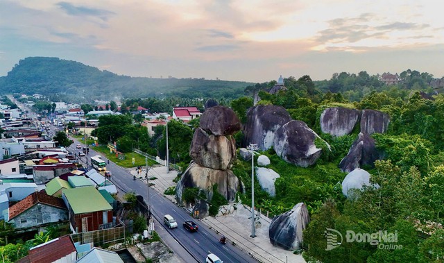 Hòn đá niên đại triệu năm nằm cạnh đường quốc lộ: Ở thành phố trực thuộc Trung ương mới nhất của Việt Nam - Ảnh 1.