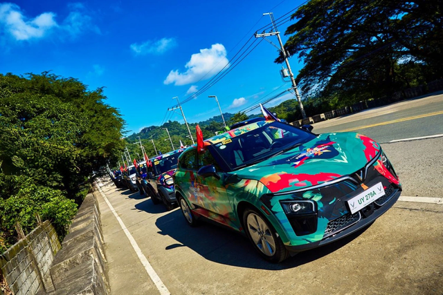 Doanh số tăng vọt 3,5 lần, VinFast vượt Tesla đứng đầu thị trường xe điện ở nước gần Việt Nam - Ảnh 1.