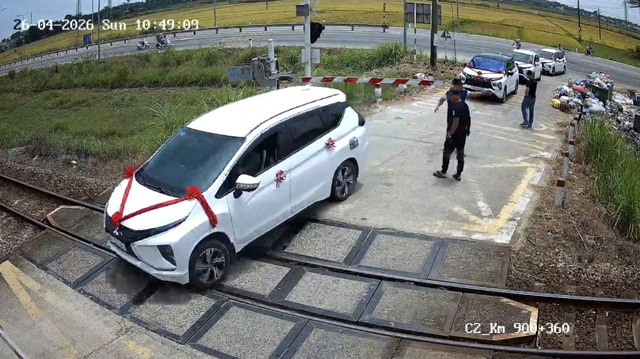 Xe rước d&acirc;u cố vượt r&agrave;o chắn, mắc kẹt tr&ecirc;n đường ray khi t&agrave;u đang tới: Danh t&iacute;nh t&agrave;i xế v&agrave; c&aacute;i kết - Ảnh 1.