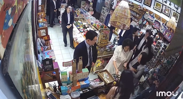 M&oacute;n đồ chỉ 20.000đ đ&iacute;ch th&acirc;n Tổng thống H&agrave;n Quốc mua ở Việt Nam: Th&igrave; ra rất nhiều người cũng từng mua - Ảnh 2.