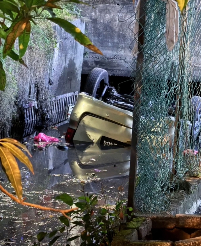 Tài xế gặp nạn rồi tử vong sau khi được người đi đường trợ giúp, clip hiện trường gây tranh cãi - Ảnh 3.