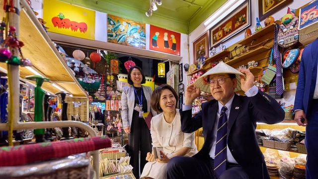 M&oacute;n đồ chỉ 20.000đ đ&iacute;ch th&acirc;n Tổng thống H&agrave;n Quốc mua ở Việt Nam: Th&igrave; ra rất nhiều người cũng từng mua - Ảnh 1.