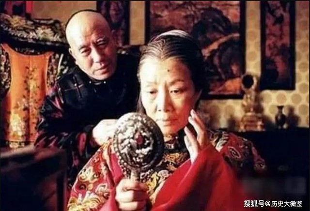 Từ Hy đột ngột ngã bệnh, thầy lang vừa nhìn đã nhét 1 thứ vào cổ áo: Thái hậu không giận còn trọng thưởng - Ảnh 2.