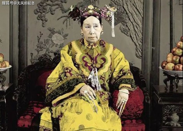 Từ Hy đột ngột ngã bệnh, thầy lang vừa nhìn đã nhét 1 thứ vào cổ áo: Thái hậu không giận còn trọng thưởng - Ảnh 4.