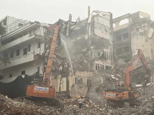 Cận cảnh kh&aacute;ch sạn 9 tầng tr&ecirc;n &ldquo;đất v&agrave;ng&rdquo; cạnh Hồ Ho&agrave;n Kiếm bắt đầu di dời t&agrave;i sản để giải ph&oacute;ng mặt bằng - Ảnh 4.