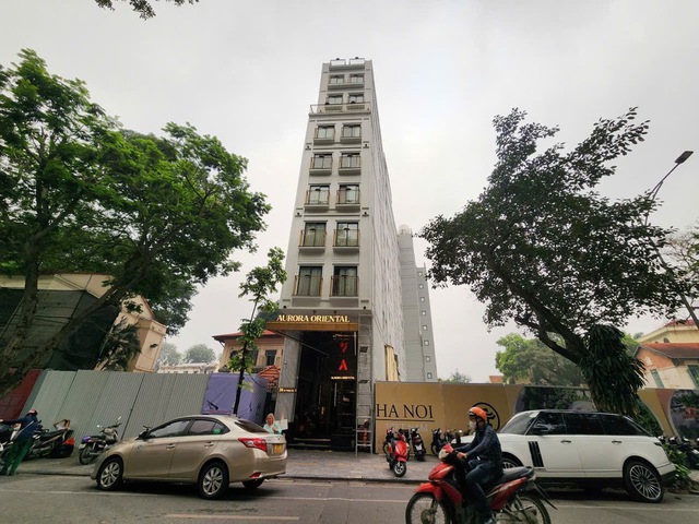 Cận cảnh kh&aacute;ch sạn 9 tầng tr&ecirc;n &ldquo;đất v&agrave;ng&rdquo; cạnh Hồ Ho&agrave;n Kiếm bắt đầu di dời t&agrave;i sản để giải ph&oacute;ng mặt bằng - Ảnh 1.