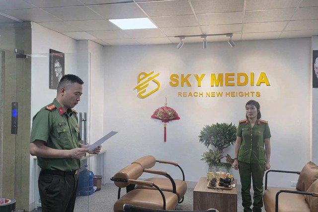 Ra lệnh khám xét Sky Media, bắt Giám đốc thị trường Lưu Văn Tiến - Ảnh 1.