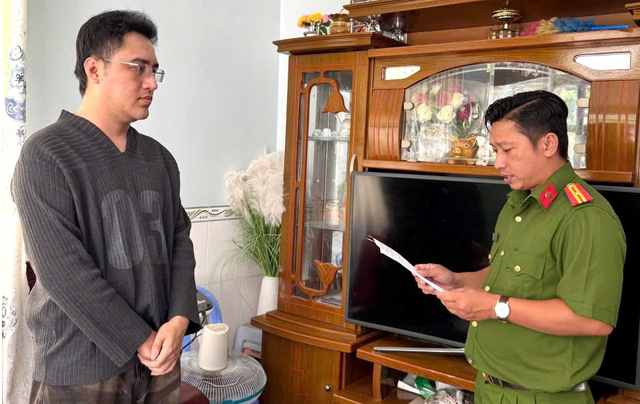 Thi hành lệnh bắt tạm giam, khám xét nơi ở của nhân viên ngân hàng Diệp Văn Vĩnh - Ảnh 1.