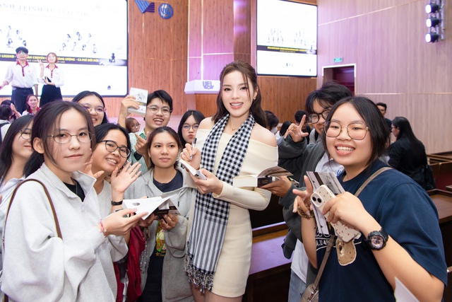 C&aacute;c hoa &aacute; hậu, nghệ sĩ chia sẻ h&agrave;nh tr&igrave;nh theo đuổi đam m&ecirc; với sinh vi&ecirc;n - Ảnh 3.
