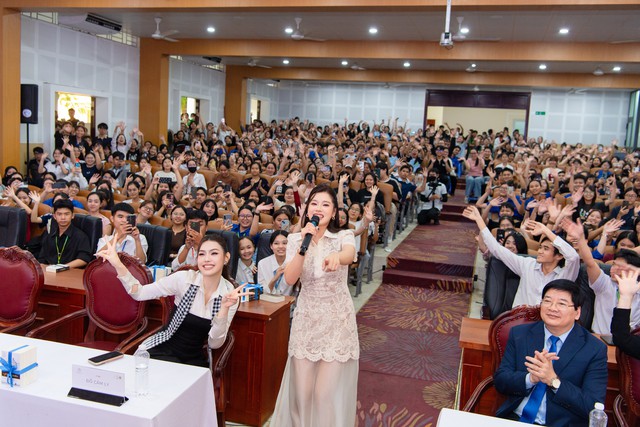 C&aacute;c hoa &aacute; hậu, nghệ sĩ chia sẻ h&agrave;nh tr&igrave;nh theo đuổi đam m&ecirc; với sinh vi&ecirc;n - Ảnh 5.