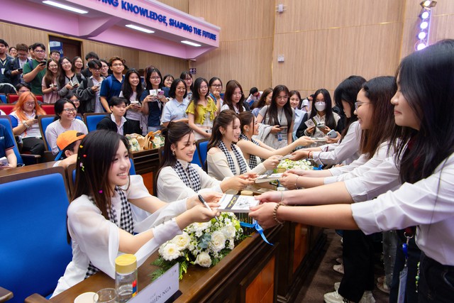 C&aacute;c hoa &aacute; hậu, nghệ sĩ chia sẻ h&agrave;nh tr&igrave;nh theo đuổi đam m&ecirc; với sinh vi&ecirc;n - Ảnh 2.