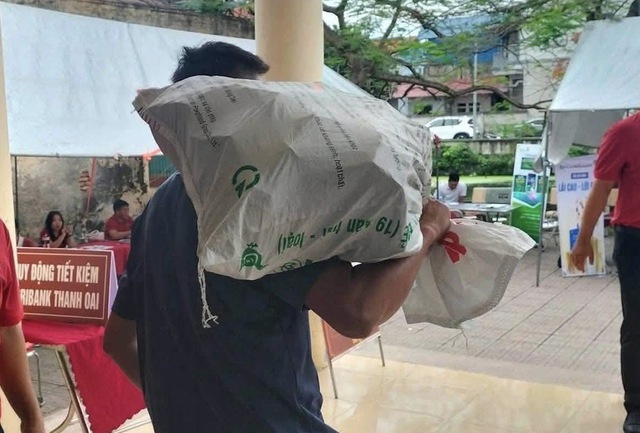 Người d&acirc;n H&agrave; Nội mang bao tải đi đựng tiền: Tiết lộ mức gi&aacute; đền b&ugrave; dự &aacute;n Olympic - Ảnh 1.