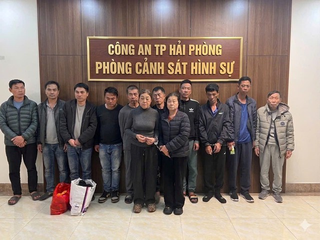 Hơn 10 tổ công tác đặc biệt đồng loạt ra quân khám xét, bắt 'bà trùm' vũ khí Phạm Thị Trúc Quỳnh SN 1969 - Ảnh 4.