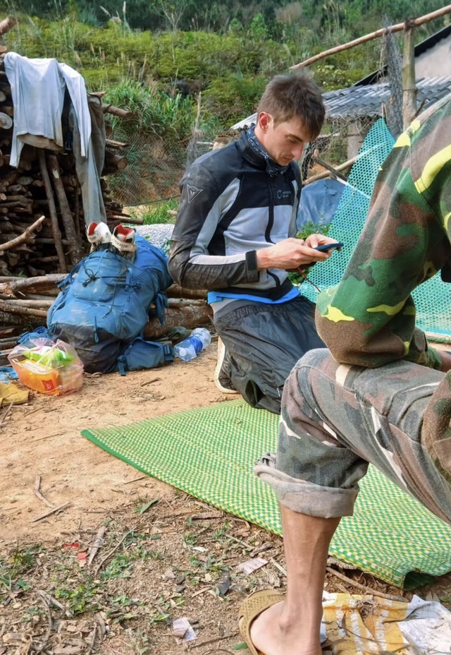 Kh&aacute;ch T&acirc;y đi lạc ng&atilde; xuống vực ở Lạng Sơn, mắc kẹt 1 đ&ecirc;m, cảnh tượng s&aacute;ng h&ocirc;m sau khiến người d&acirc;n e d&egrave; - Ảnh 2.